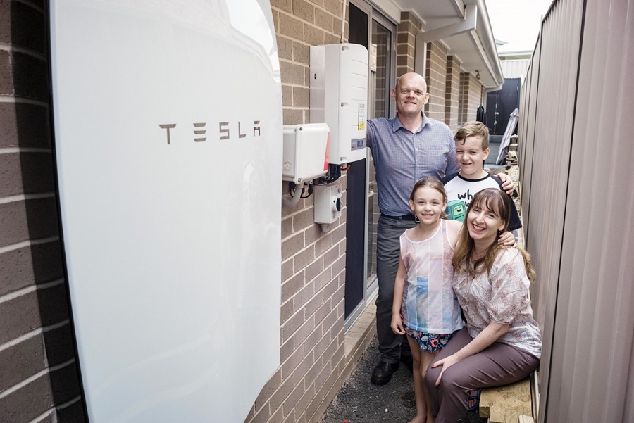 001_Pfitzner Family with their Tesla Powerwall
