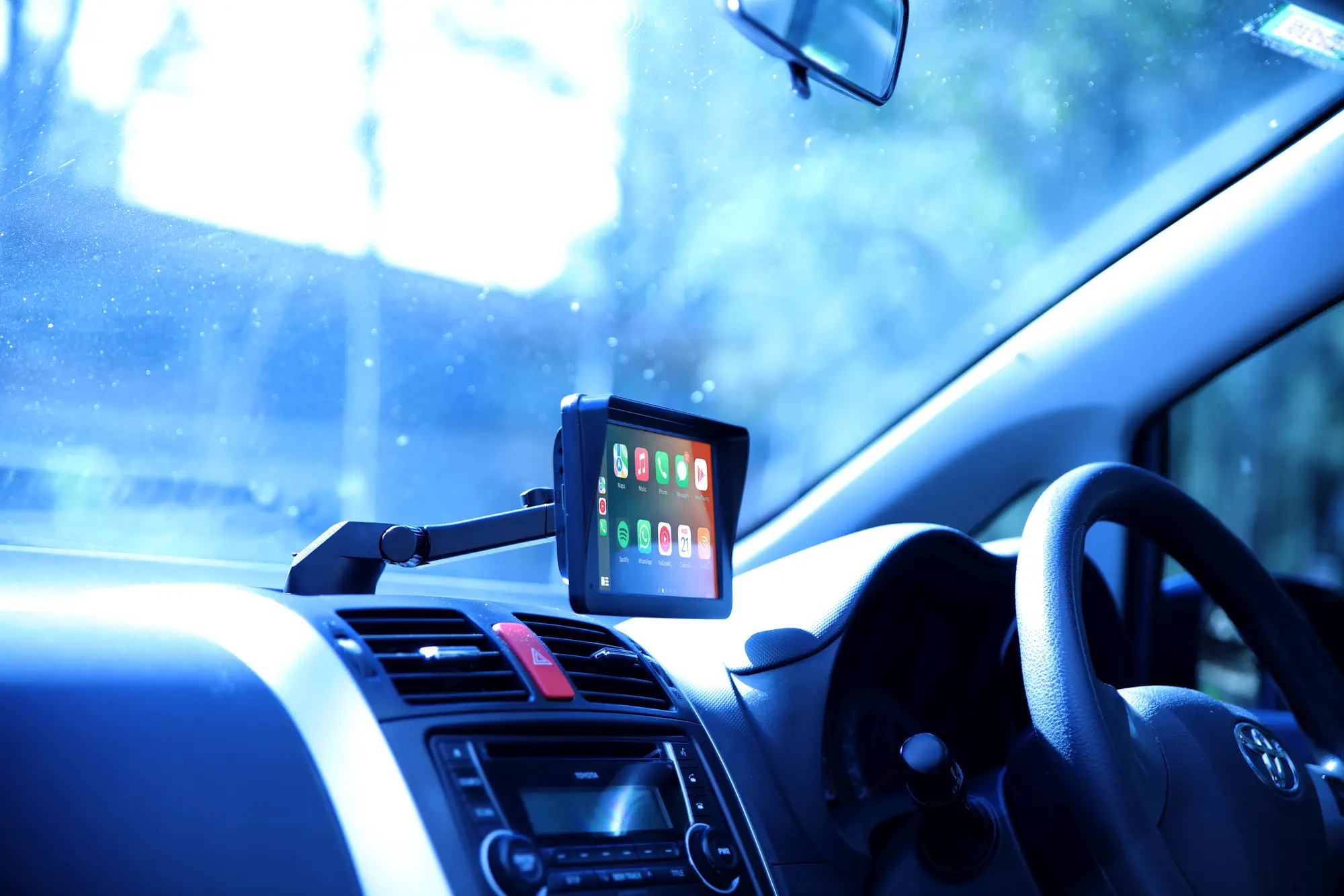 L’écran LASER Navig8r de 7 pouces ajoute Android Auto et Apple Carplay aux véhicules plus anciens