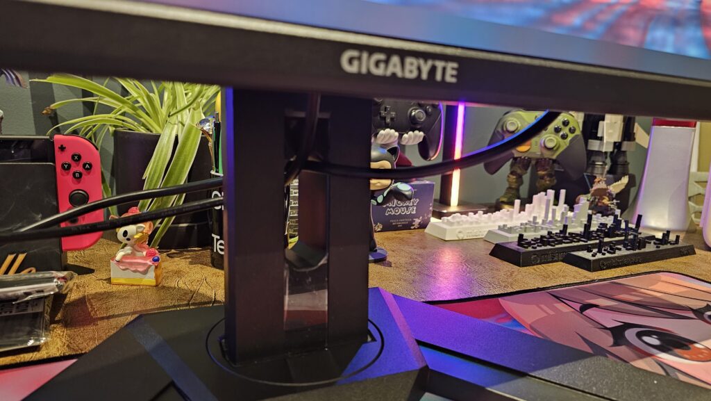 AORUS FI32U 4K monitor arm with cables running through a hole in the middle for space management.