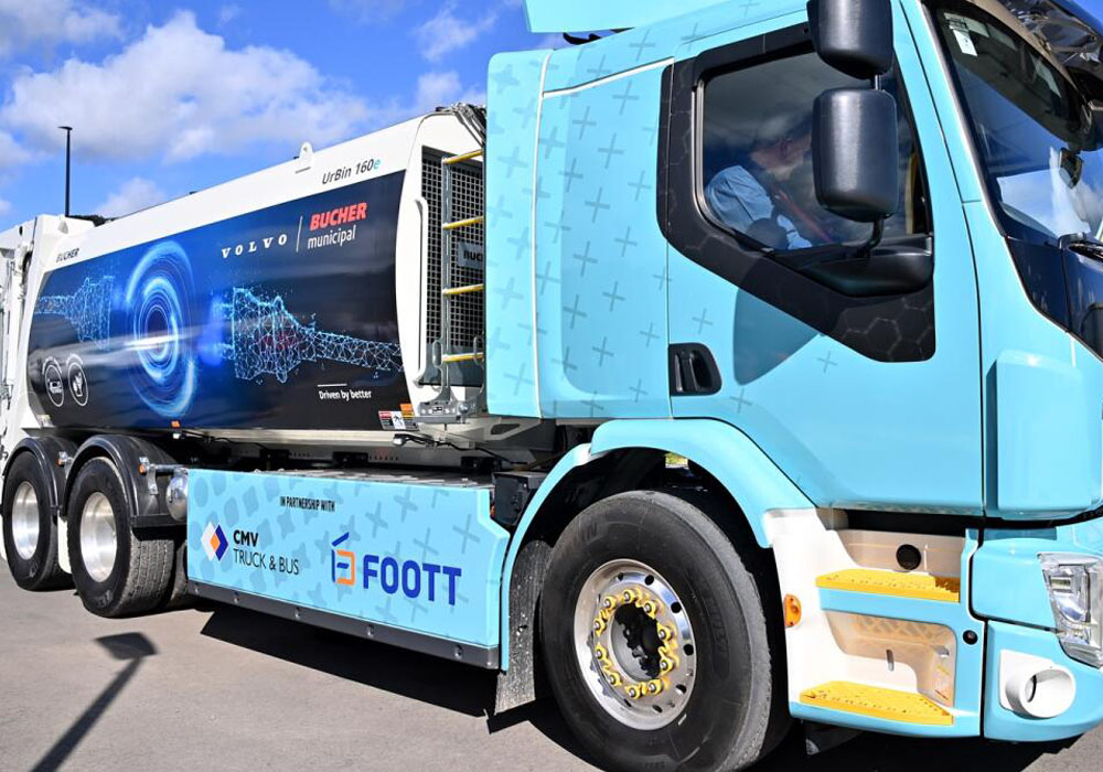 FOOTT sort les poubelles avec un camion poubelle électrique Volvo FE de 265 KWh