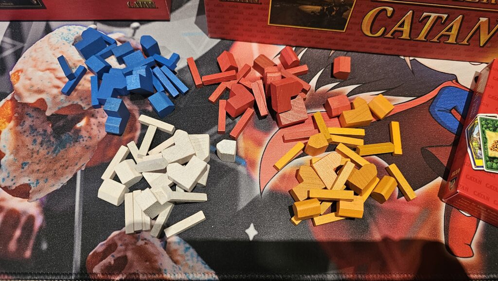 蓝色、红色、白色和橙色的游戏棋子代表可以参与游戏的四名玩家。
