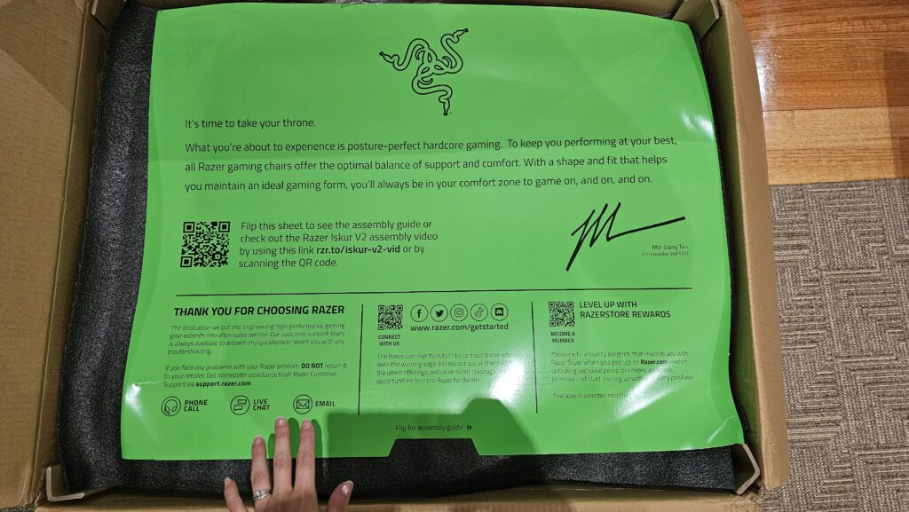 Welcome note from Razer Iskur V2 as the top part of the box with my hand for scale.