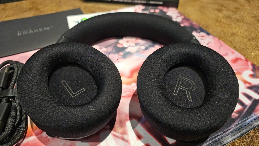 The insides of the earcups showing L and R for left and Right.