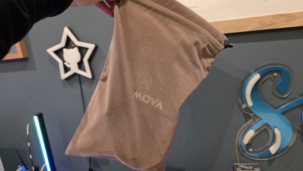 உள்ளே எல்லாவற்றுக்கும் பொருந்தக்கூடிய பழுப்பு நிற MOVA பை.
